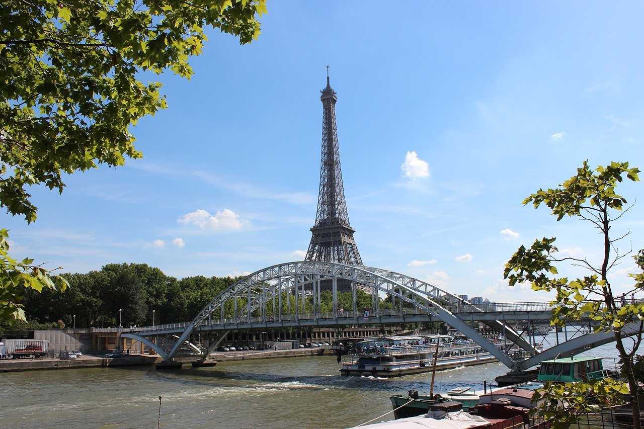 Paris t. Off Paris seine в Париже Франция. Эйфелева башня река сена. Париж сена. Париж в мае.